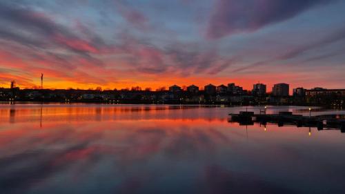 When the sky paints the city with shades of fire and tranquility