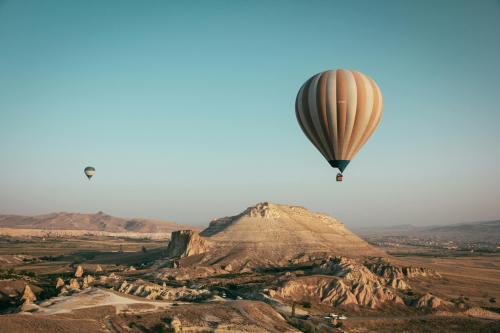 Above the Earth: Balloons Over Desert Landscapes