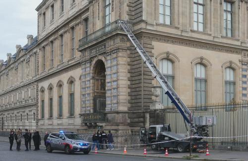 Louvre Robbery Powered Escape Ladder