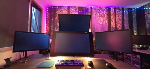 Dynamic Black Wallpaper: Control Each Monitor Individually with Hotkeys