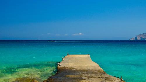 Koufonisi Island Pier Photo – Aegean Sea Digital Wallpaper | Minimal Greece Coastal Landscape
