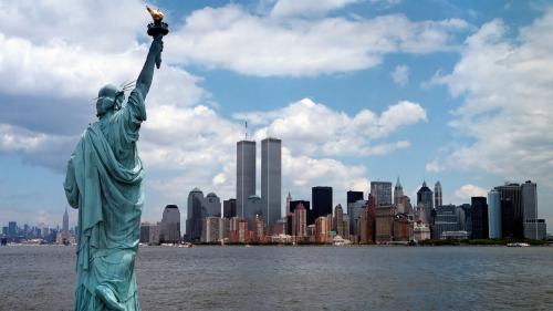 The Statue of Liberty with the Twin Towers by grafficx