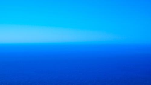 Minimal Aegean Sea Horizon – Calming Ocean Digital Wallpaper or Blue Tone Wall Art | Mediterranean Minimalist Photo