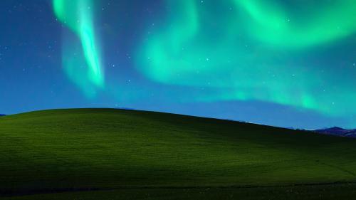 Windows XP Bliss with Aurora Borealis