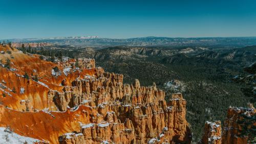 Bryce Canyon ka Majboori - Stone formations ke saath light snow