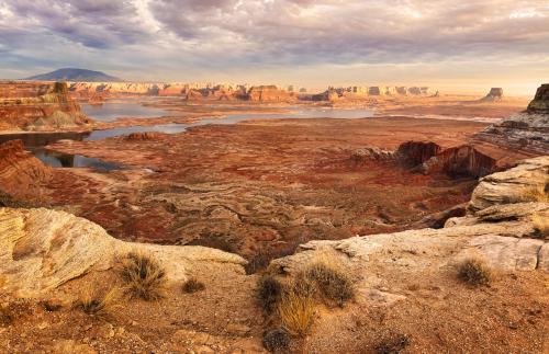 Lake Powell, Utah at Gunsight Bay []