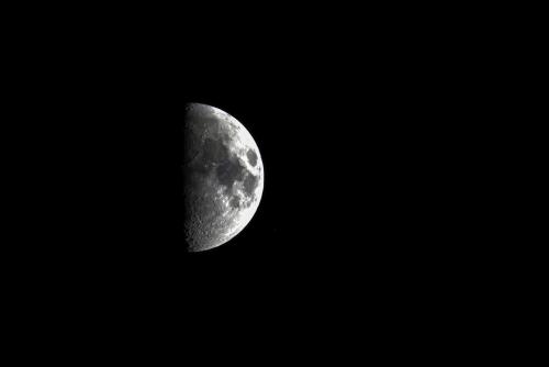 My first picture of the moon  2018 - cannon EOS 100D - 250mm - croped - AI upscaled. Because I took it with my hands only, and at 1/250... just not great resolution.