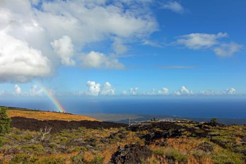 Rainbow over Pali O Mamalu lava flow, Hawaii  [5184x3456]