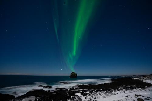 The Northern Lights Lined up Perfectly in Reykjanes, Iceland  IG:isleifureli