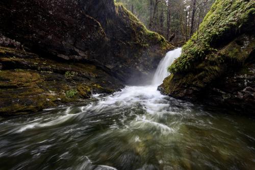 Small but beautiful waterfall on the California/Oregon border, Applegate River