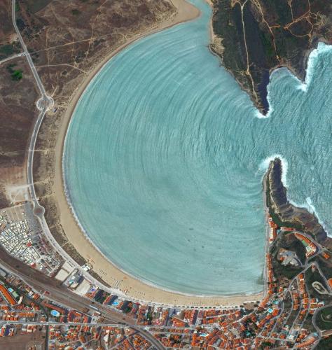 beach resonance shaping, São Martinho do Porto, Portugal