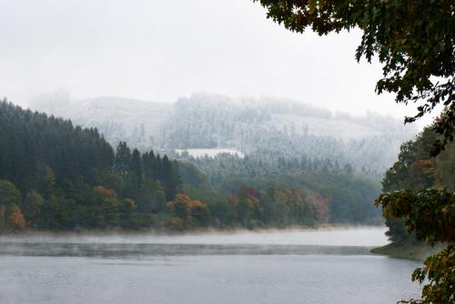 A photo showing the autumn and winter boundary in Germany