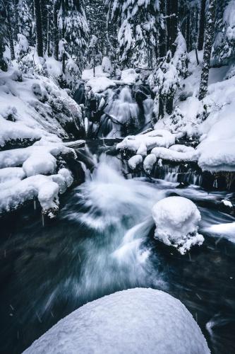 Little Zig Zag falls in a winter’s snow. Oregon, USA   @zanexdaniel