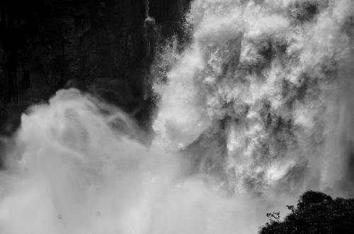 Brute force of the Iguazú Waterfall. [4928-3264]