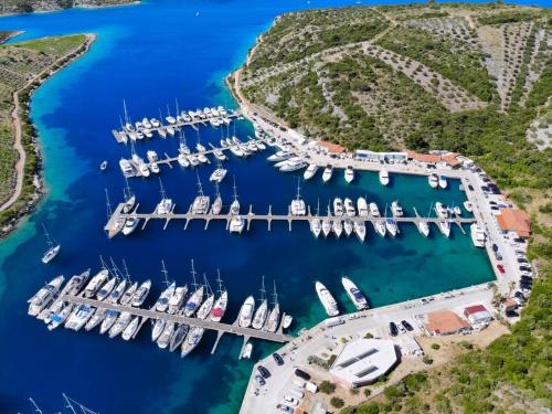 Marina in Primosten. Water color of Adriatic in Croatia is something else.  IG @tupungato_studio