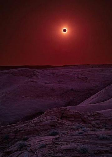This Solar eclipse over canyon de Chelly looks like a black hole