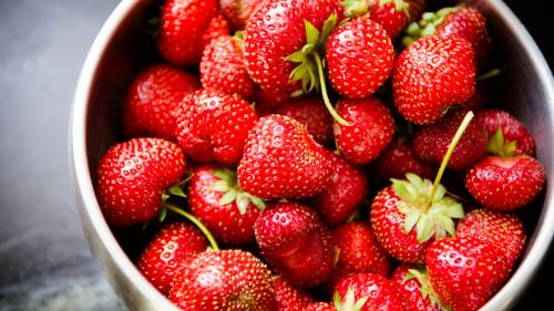 Yum strawberries giveaway  | Horizontal Wallpaper