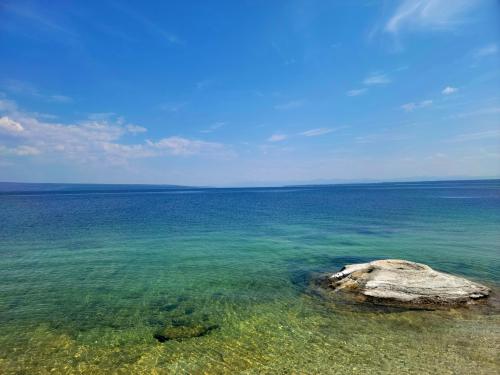 Yellowstone Lake, Yellowstone National Park, WY [12000 x 9000]