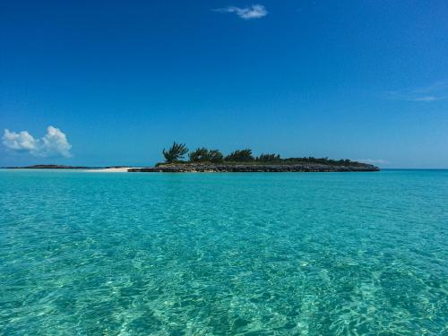 How inviting does this water look?💙💙, near Staniel Cay, The Bahamas 🇧🇸 🇧🇸