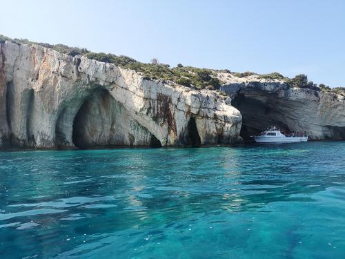 Perfect cliff diving spot - Zakynthos, Greece