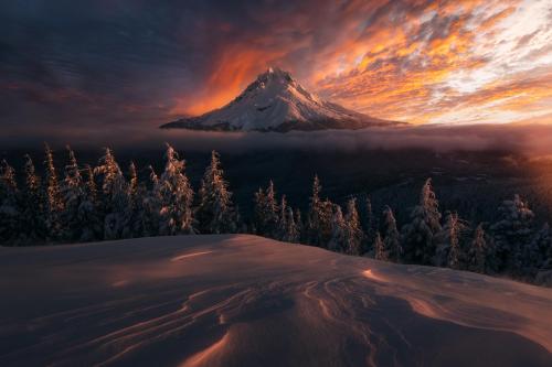 Winter sunrise Mount Hood, Oregon .