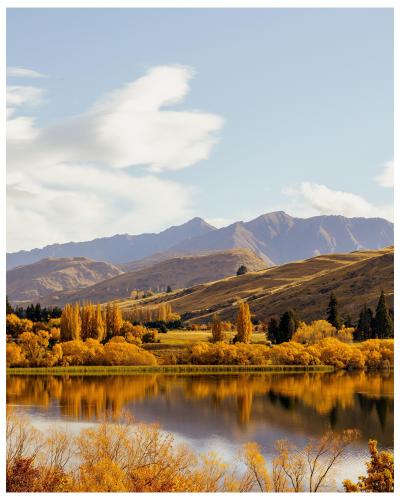 Lake Hayes on an autumn afternoon. Queenstown, New Zealand.