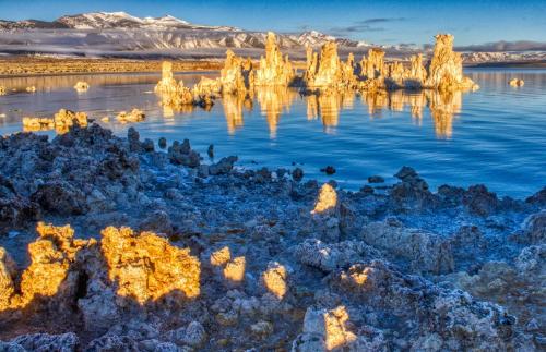 Mono Lake Tufa glowing golden under the early morning sunrise. [2000x1294]
