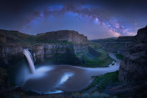 Its getting close to that time of year the milky way arcs low on the horizon as it rises, making for some amazing panoramas. Palouse Falls, WA state. . . A multi shot panorama using a star tracker and blue hour foreground shots.