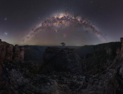 The starry sky in Australia is out of this world! The Milky way setting over the Blue Mountains.