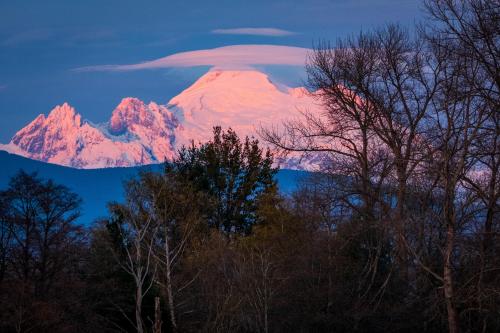 The last rays of sunlight on Mt. Baker