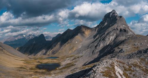 Hiking on the border between British Columbia and Alberta, Canada [8000x4242] IG @finnastray