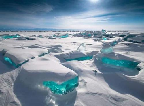 The turquoise lake Baikal in view is one of the purest lakes in the world 💙