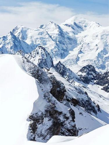 Mont Blanc in the French town of Chamonix. The magnificent mountain scenery here is far beyond people's imagination, and Mont Blanc is a jewel in the crown
