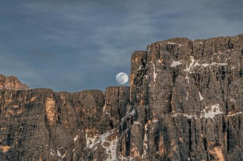 Moonrise in the Italian Dolomites  IG: @henryhawkins