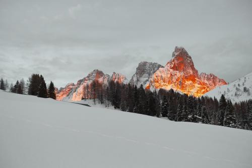 Mountains of fire in the ice. 1024 x 682