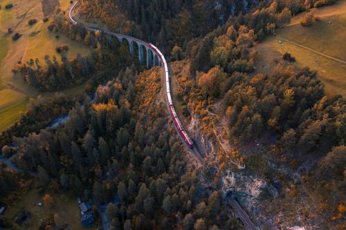 Photo of a train near Filisur, Switzerland, by Willian Justen