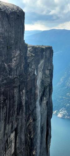 Beautiful Sunny day at Kjeragfossen waterfall in Norway  1800 x 4000