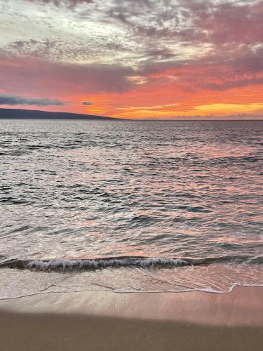 Sunset at Kaanapali Beach, Maui, Hawaii  [3024 x 4032]