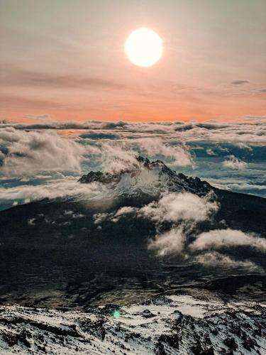 Sunrise at Kilimanjaro - view from Kibu peak on Mawenzi peak 22/02/2022  [3024 × 4032]