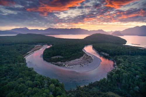 A mini horseshoe bend. Manapouri, New Zealand {OC}  @williampatino_photography