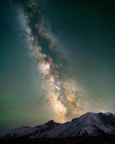 Airglow above Mt Rainier during the last new moon