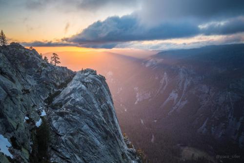 Sunset spotlighting Yosemite's granite cliffs  | 1500X1000
