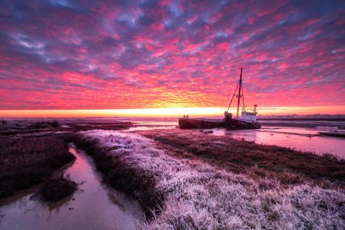 Frosty sunrise behind the barge wrecks. 4096 x 2730. Photographer: myself