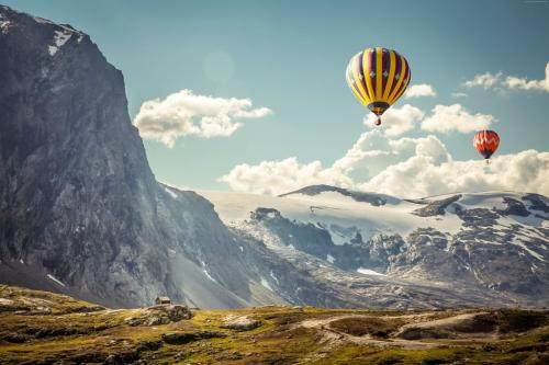 Balloons in the Mountains Free