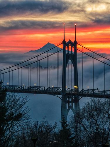 Sunrise in Portland, Oregon with St. Johns Bridge