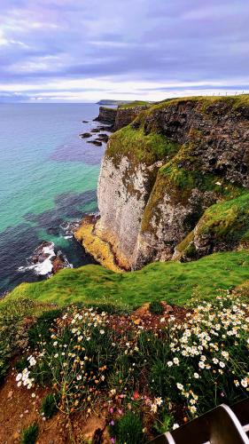 I always thought this would make a decent screensaver - ‎⁨Causeway Coast AONB⁩, ⁨Portrush⁩, ⁨Northern Ireland⁩, ⁨United Kingdom