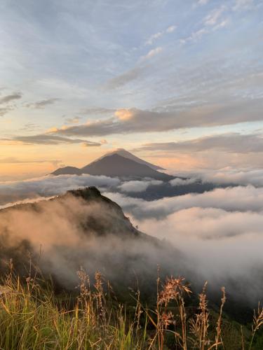 Woke up for this amazing sunrise hike on mount Batur
