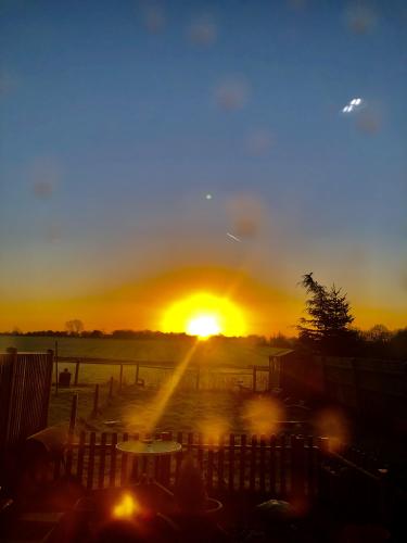 SUNARISE IN THE MORNING ….SUN GOES DOWN IN THE EVENING OVER THE MIDLANDS UK 🇬🇧