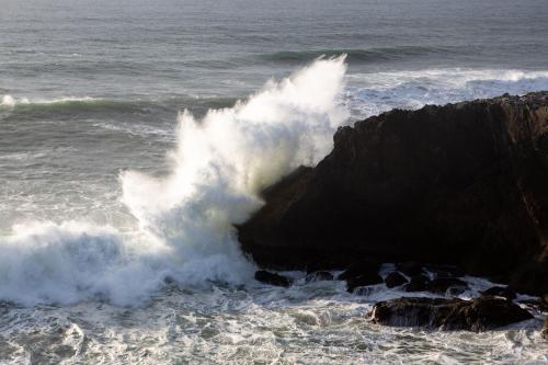 Waves Crashing at Yaquina Head, Oregon  [5760 × 3840]