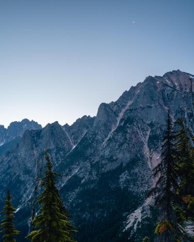 Sunrise in the Cascades |  3958 × 4947 IG @bilatiaxomiya